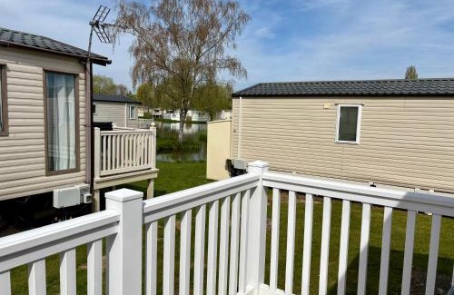 Ampney Crucis House | Butterfly Lodge, Free Hoburne Passes, Pet Friendly