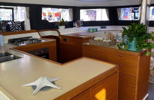 Charlotte Amalie Boat Rental | BVI Crewed Sailing Island Charters, Dining, Drink Package. VRBO Deposit ONLY.