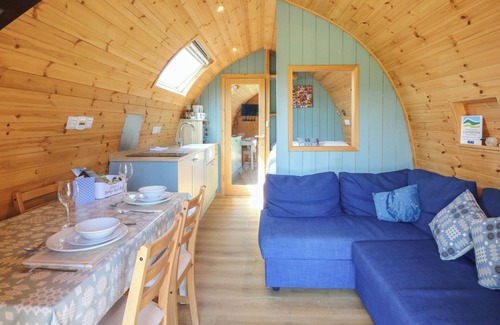Bethania Cottage | BWTHYN BACH BREFI, romantic, with hot tub in Llanddewi-Brefi