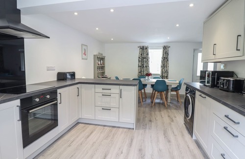 Dinas Mawddwy Cottage | BWTHYN CAMLAN, family friendly, with hot tub in Dinas Mawddwy