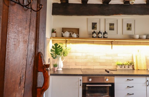 Llanfair Cottage | BWTHYN CANOL, family friendly, country holiday cottage in Llanfair