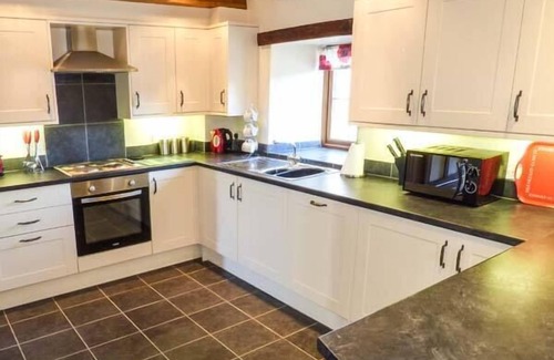 Rhyd-y-foel Cottage | BWTHYN Y WENNOL, family friendly, with a garden in Abergele