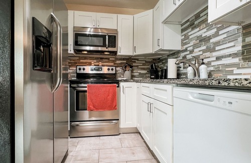 Carver City - Lincoln Gardens House | By Airport/King Ensuite/1 LV/Heated Community Pool