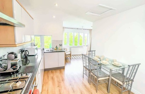 Headingley Apartment | By LBU|Headingley+YCC Arena|Families|Relocators