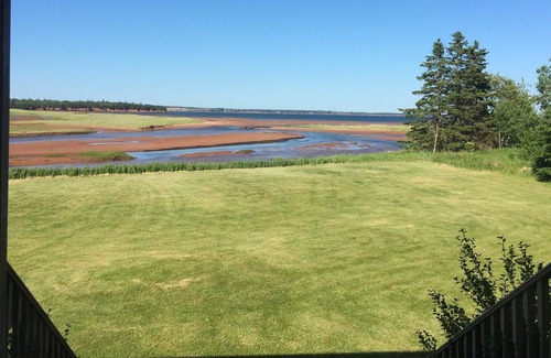 Red House Cottage | By the Shore -Waterfront Cottage