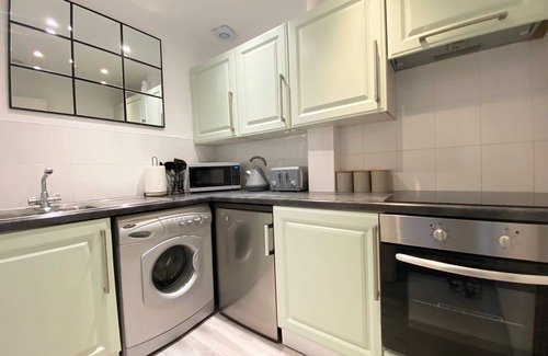Paisley Condo | ByEvo 19 Walker - Spacious 2 Bed, 1 bath Apartment close to GLA and Town Centre