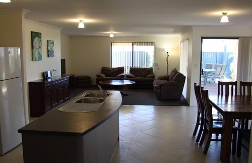 Byford House | Byford House on the Scarp is a modern 4 bedroom x 2 bathroom family style home