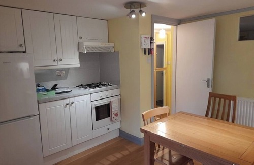 South Twickenham Condo | Byrne's Self catering grd fl flat plus garden room