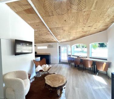Mees House | C'est une maison bleue adossée à la forêt