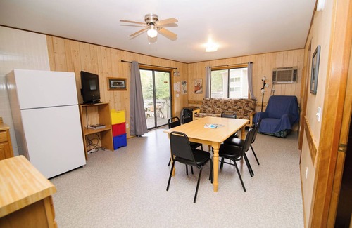 Richmond Cabin | C'mon Inn, a 3BR cabin w/lake views nestled in family-friendly Riverside Resort