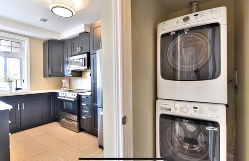 Cote-Des-Neiges—Notre-Dame-De-Grace Apartment | Luxury 2 bedroom, 2 bath condo , 2 balconies, hi speed WIFI with FREE parking