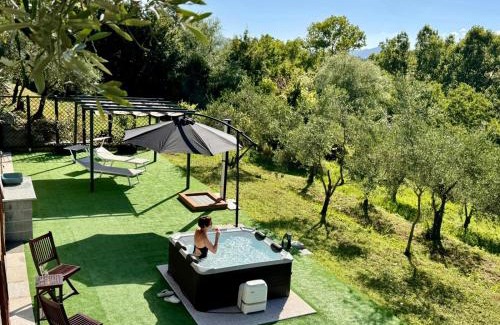 Gassano Apartment | Ca' Degli Ulivi Relax - uso esclusivo con jacuzzi in Lunigiana vicino cinque terre
