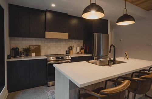 La Conception House | Koselig Cabin, Serene Mountain Hideaway with Scenic Hot Tub