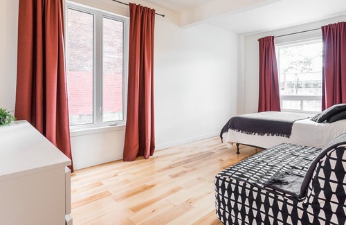 Hochelaga Apartment | Strawberry Stays! Secret to sweet dreams!