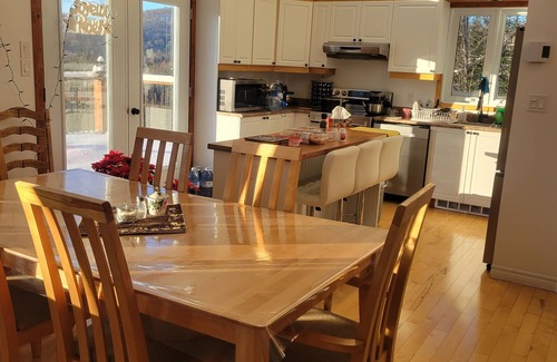 Sainte-Marguerite-du-Lac-Masson Ski Chalet | chalet à louer à Sainte-Marguerite-du-Lac-Masson (cottage for rent)