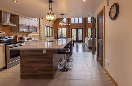 Sainte-Marguerite-du-Lac-Masson Ski Chalet | Edge of Lake Walfred - Spa - Mistral Club Walfred