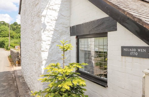 Corwen Cottage | Cabin ∙ 4 bedrooms ∙ 8 guests