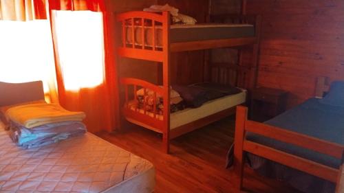 Punta de Choros Apartment | CABAÑA LA CASONA, salón, comedor y cocina amplia, con baño en la habitación y uno adicional, se alcanzan a ver las islas y el mar
