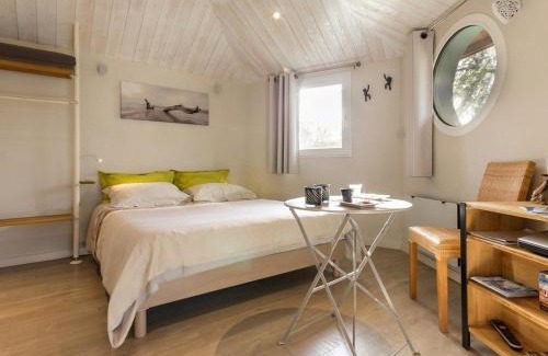 Port-Saint-Pere Bed & Breakfast | Cabane perchée avec lit king-size, salle d'eau, kitchenette, TV, Wi-Fi et petit-déjeuner inclus - FR-1-306-1237