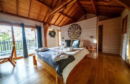 Bonlieu Bed & Breakfast | Cabanes du Hérisson, cabanes perchées de standing avec spa
