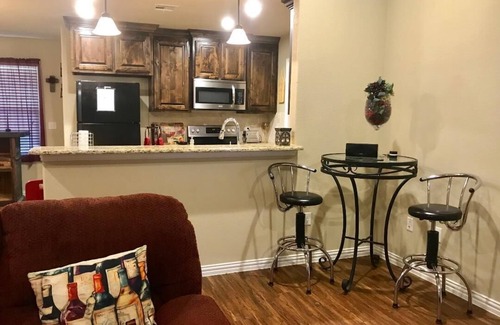 Calera House | *Cabernet Cottage* Sleeps 6. Minutes to Casino, Concerts, Lake, College