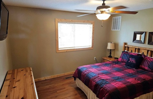 Isle Resort | Cabin 10 2 bedroom in Isle with WiFi and stunning lake views on ground floor