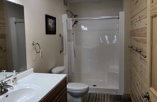 Hines Resort | Cabin 14 Lakefront Family/Pet Friendly Resort Amenities Fishing Dock