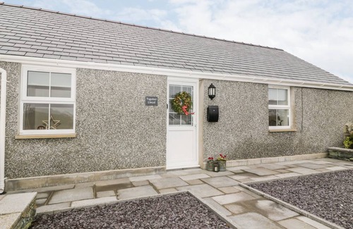 Holyhead Cottage | Cabin ∙ 2 bedrooms ∙ 3 guests