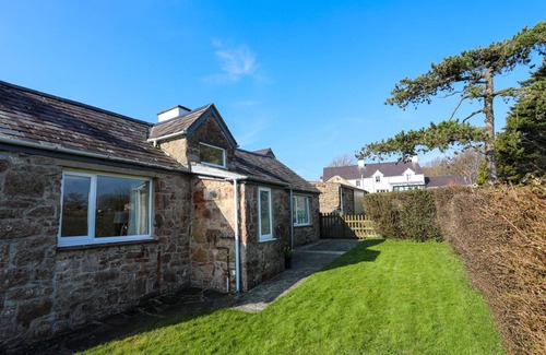 Llanfairpwllgwyngyll Cottage | Cabin ∙ 2 bedrooms ∙ 4 guests