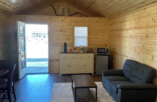 Reed Point Cabin | Cabin 3 with AC and WiFi in charming Reed Point