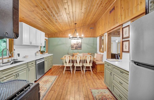 Dewittville House | Cabin 3BR close to lake w rolling hills