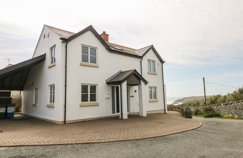 Trearddur Bay Cottage | Cabin ∙ 4 bedrooms ∙ 8 guests