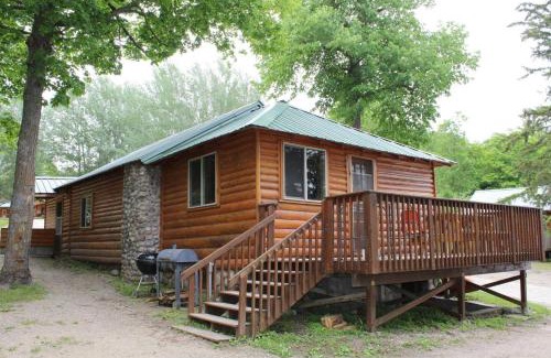 Deer River House | Cabin 4 - Classic 1933 cabin on the lake shore, 10 steps from the dock