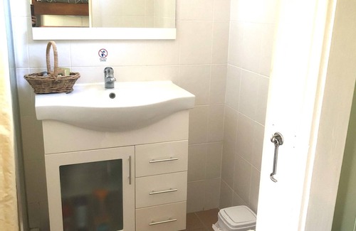 Wisemans Creek Bed & Breakfast | Cabin 4 - Sleeps 4 people. Access to all amenities including kitchen/dining