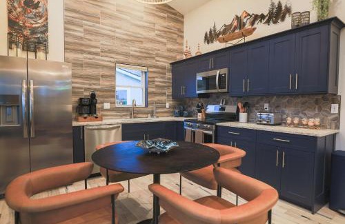 Timberline House | Cabin 7 (1-Bed, Modern-Luxury w. Hot Tub)