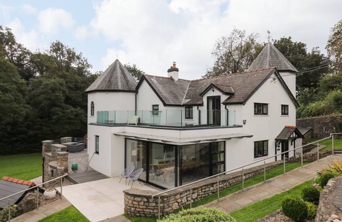 Wenvoe Cottage | Cabin ∙ 7 bedrooms ∙ 13 guests