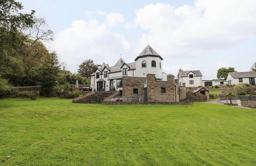 Wenvoe Cottage | Cabin ∙ 7 bedrooms ∙ 13 guests