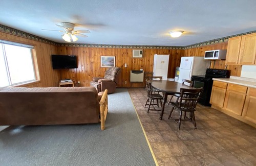 Hines Apartment | Cabin 7 Family Friendly Resort