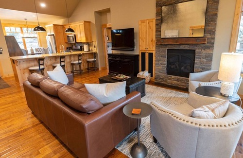 Powell Butte Cabin | Cabin 89 at Brasada Ranch: 2bd, Hot Tub, & Modern Rustic Comfort!
