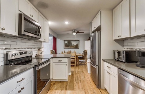 Northglenn Cabin | Cabin in the City! Hot Tub, Theater, Game Room!