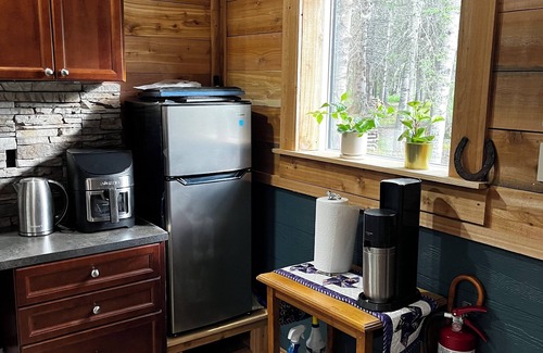 Bragg Creek Cabin | Cabin in the forest between Banff & Calgary Dogs welcome