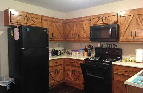 Bruin Cabin | Cabin near Grayson Lake State Park KY 2 bedroom, 2 full bathrooms sleeps 4 plus