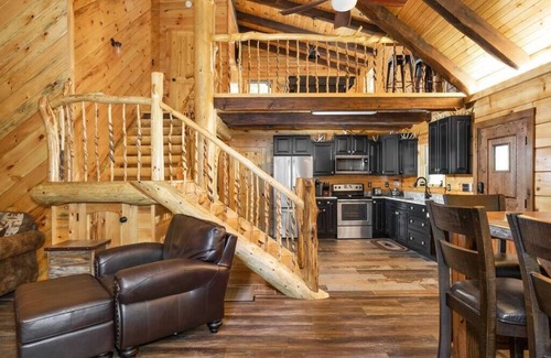 Slade Cabin | Cabin of Freedom Falls-hot tub-waterfall