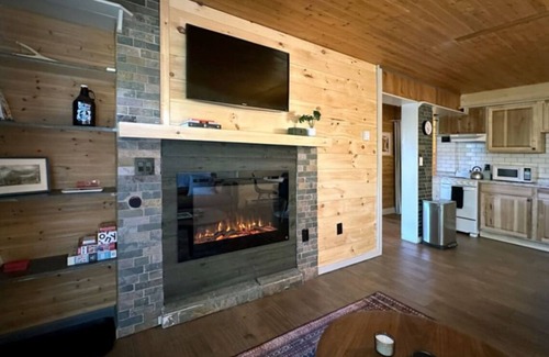 Hunter Cabin | Cabin on Mtn, Seasonal Pool Access w Panoramic Views! Hike, Golf, Swim, Unwind!