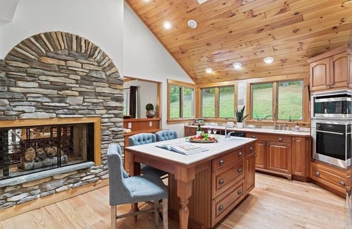 Springwater House | Cabin Retreat | Hot Tub | Pool | Game Room | FLX