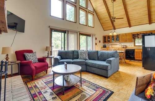 Howard Cabin | Cabin w/Deck ~ 3 Mi to Apple Valley Lake!