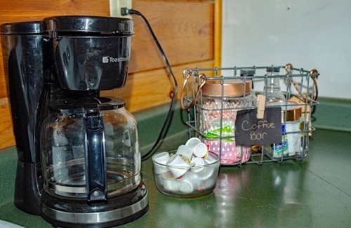 Lodi Cabin | Cabin w private hot tub - dog-friendly