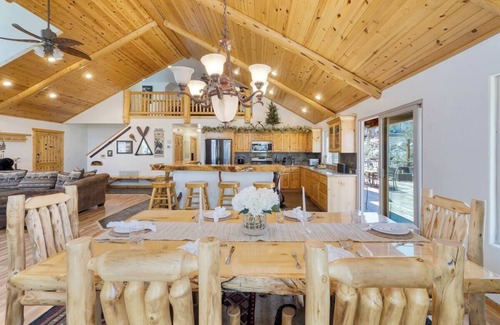Castle Glen Estates Cabin | Cabin with Air Conditioning, Pool Table, BBQ