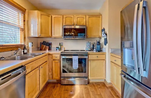 Hiawassee Cabin | Cabin with Mountain & Lake Views, Fire Pit, WiFi, AC, EV Charger, Pond/Fountain