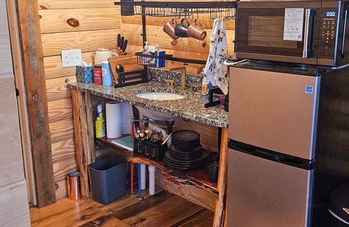 Dry Ridge Cabin | Cabin with Private HOT TUB! 8 minutes to Ark Encounter!